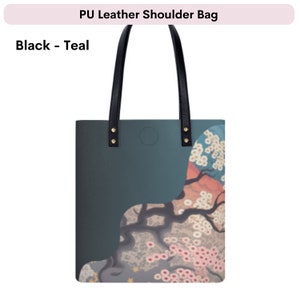 Könnte beinhalten: Eine Schultertasche aus PU-Leder in Teal und Schwarz mit einem Blumendruck. Die Tasche hat einen schwarzen Riemen und goldene Akzente.