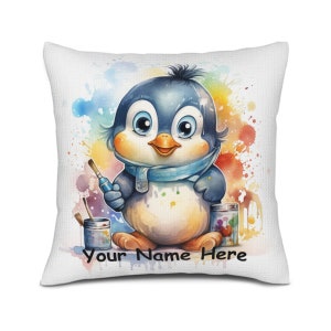 Funda de cojín personalizada con diseño de pingüino de dibujos animados para habitación infantil. Funda de almohada con nombre personalizado, tela de lino de calidad, diseño de pingüino pintor muy lindo.