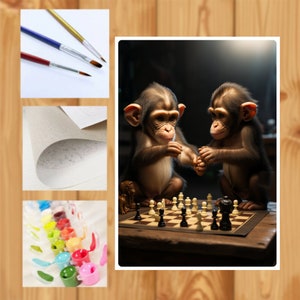 Può includere: Due scimpanzé che giocano a scacchi su una scacchiera di legno. Gli scimpanzé sono seduti su uno sfondo scuro e guardano la scacchiera.