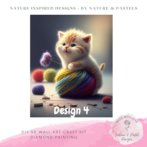 Puede incluir: Un lindo gatito blanco con marcas naranjas se sienta sobre una bola de hilo de colores. El gatito está jugando con una pequeña bola de hilo púrpura en una cuerda. La imagen está etiquetada como "Diseño 4" y "Kit de pintura de diamantes DIY 5D para manualidades de arte de pared".
