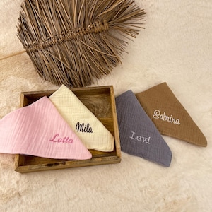 名前が刺繍されたパーソナライズされたスカーフ、モスリンよだれかけ