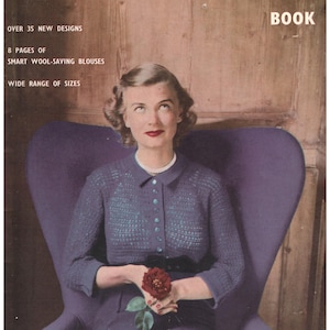 Può includere: Una donna indossa un cardigan di maglia viola con bottoni, tenendo una rosa rossa. La copertina di un libro Vogue Knitting è visibile sullo sfondo. Il testo sulla copertina recita "Vogue Knitting Book", "Over 35 New Designs", "8 Pages of Smart Wool-Saving Blouses", "Wide Range of Sizes", "No. 39 - Price 2/6".