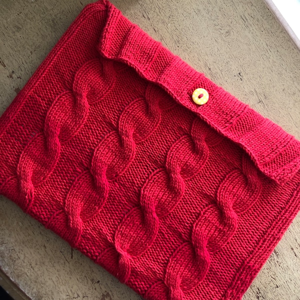 Cable knit laptop case — beginner friendly knitting pattern