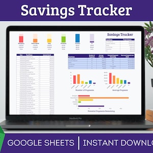 Op de afbeelding: Een laptopscherm dat een Google Sheets-spreadsheet toont met een spaartracker. De spreadsheet bevat een lijst met spaardoelen, het gespaarde bedrag en het doelbedrag. De spreadsheet bevat ook grafieken en diagrammen die de voortgang van het sparen visualiseren. De tekst op het scherm luidt "Savings Tracker".