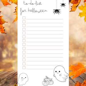 Könnte beinhalten: Eine druckbare To-Do-Liste für Halloween mit einem Hintergrund aus Herbstlaub. Die Liste hat 16 leere Kontrollkästchen und ist mit Geistern und Spinnen verziert.