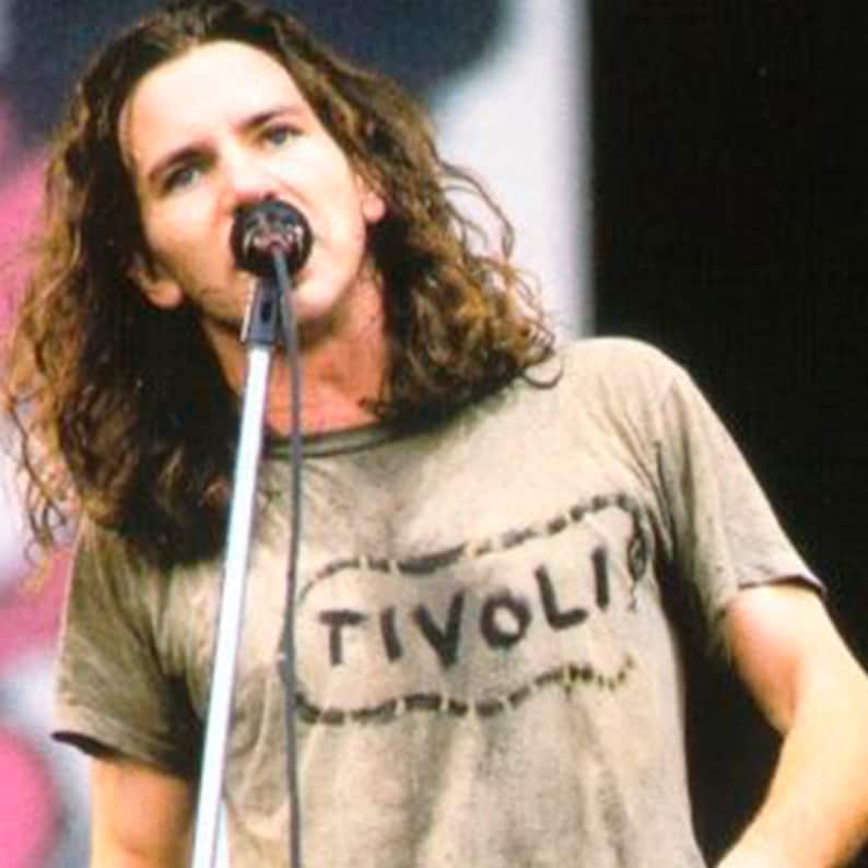 Pinkpop festival 1992 Tivoli Shirt Gedragen door Eddie Vedder frontman van Pearl Jam. Unisex t-shirt, biologisch katoen, zeefdruk afbeelding 2