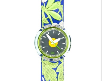 Könnte beinhalten: Eine grün-blaue Armbanduhr mit einem Blumenmuster am Band. Das Zifferblatt der Uhr ist schwarz mit einer gelben Sonne und weißen Zeigern. Auf dem Zifferblatt steht "Swatch Swiss".