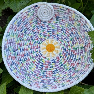 Tigela de corda, tigela pequena de corda de algodão feita à mão, tigela decorativa feita à mão, decoração de casa de fazenda, decoração boho, multicolorida, presente exclusivo, rosto de sol