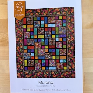 Può includere: Un modello di trapunta intitolato Murano con una dimensione finita di 205,74 cm per 243,84 cm. Il design presenta una griglia centrale di blocchi rettangolari multicolori nelle tonalità del rosso, blu, verde e giallo, circondata da un bordo floreale.