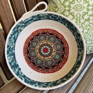Tigela de corda, tigela pequena de corda de algodão feita à mão, tigela decorativa feita à mão, decoração de casa de fazenda, decoração boho, design de medalhão, presente exclusivo para professor