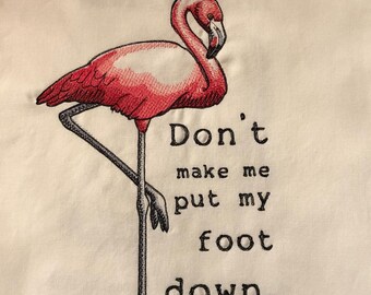 Könnte beinhalten: Stickerei mit einem rosa Flamingo und dem Text "Zwinge mich nicht, meinen Fuß auf den Boden zu setzen."