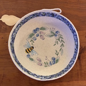 Touwkom, geborduurde katoenen touwkom, decoratieve kom, bijontwerp, blauw en lavendel, boerderijdecor, bohodecor, handgemaakte touwkom