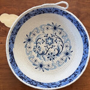 Touwkom, geborduurde katoenen touwkom, decoratieve kom, bij ontwerp, Delfts blauw ontwerp, boerderijdecor, bohodecor, handgemaakte touwkom