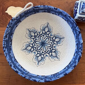 Touwkom, geborduurde katoenen touwkom, decoratieve kom, bij ontwerp, Delfts blauw ontwerp, boerderijdecor, bohodecor, handgemaakte touwkom