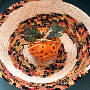 Tigela de corda, tigela de corda de algodão enrolada em tecido, tigela decorativa artesanal, decoração de fazenda, decoração boho, cores de outono, cores de outono, feita à mão