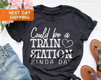 Poderia ser um dia para ir à estação de trem, Camiseta meio sarcástica, Camiseta boho, Camiseta para estação de trem, Camiseta vintage estilo faroeste, Camiseta boho cowgirl