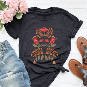 Skandinavisches Shirt, Volkskunst T-Shirt, Botanisches Shirt, Skandinavisches T-Shirt, Geschenk für Frauen Vintage Blumen Shirt, Skandinavisches Geschenk