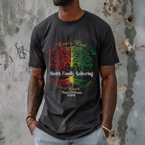 K&ouml;nnte beinhalten: Ein schwarzes T-Shirt mit einem bunten Baummotiv. Der Baum hat rote, gelbe und gr&uuml;ne Bl&auml;tter. Der Text "Our Roots Run Deep" ist um den Baum herum geschrieben. Der Text "Smith Family Gathering" ist unter dem Baum geschrieben. Der Text "Our Love Runs Deeper" ist unter den Wurzeln des Baumes geschrieben. Der Text "New Orleans 2021" ist unter den Wurzeln des Baumes geschrieben.