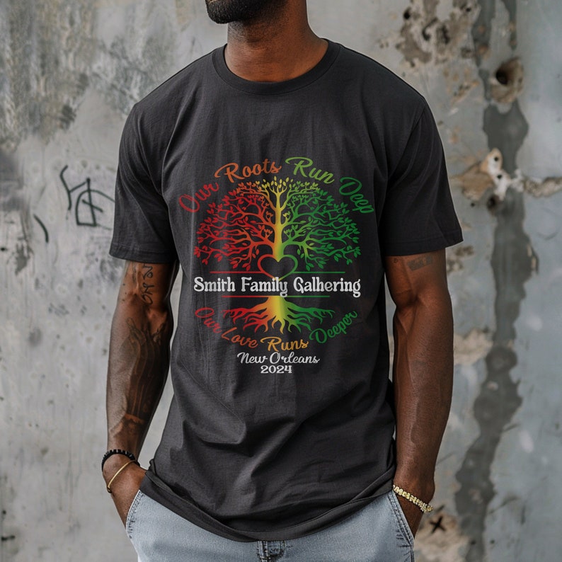K&ouml;nnte beinhalten: Ein schwarzes T-Shirt mit einem bunten Baummotiv. Der Baum hat rote, gelbe und gr&uuml;ne Bl&auml;tter. Der Text "Our Roots Run Deep" ist um den Baum herum geschrieben. Der Text "Smith Family Gathering" ist unter dem Baum geschrieben. Der Text "Our Love Runs Deeper" ist unter den Wurzeln des Baumes geschrieben. Der Text "New Orleans 2021" ist unter den Wurzeln des Baumes geschrieben.