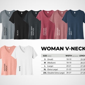 K&ouml;nnte beinhalten: Pr&auml;sentation verschiedener V-Ausschnitt-T-Shirts in Farben wie Grau, Schwarz und Marine. Das Bild enth&auml;lt eine Gr&ouml;&szlig;entabelle mit Ma&szlig;en in Zoll f&uuml;r Breite und L&auml;nge. Der Text "WOMAN V-NECK" ist ebenfalls sichtbar.
