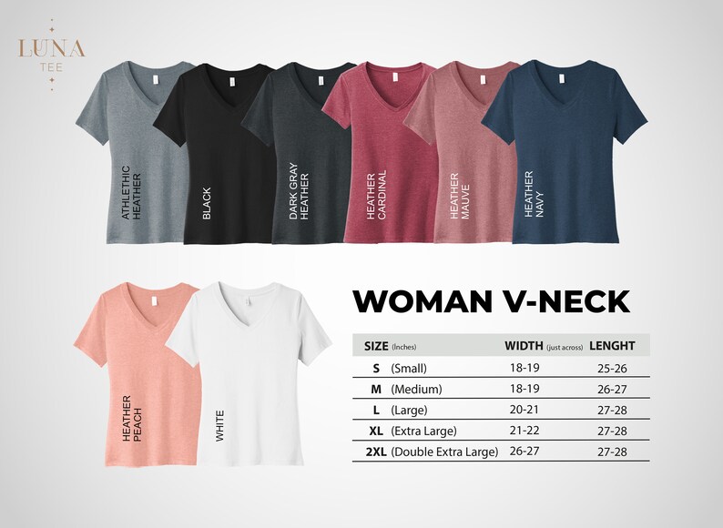 K&ouml;nnte beinhalten: Pr&auml;sentation verschiedener V-Ausschnitt-T-Shirts in Farben wie Grau, Schwarz und Marine. Das Bild enth&auml;lt eine Gr&ouml;&szlig;entabelle mit Ma&szlig;en in Zoll f&uuml;r Breite und L&auml;nge. Der Text "WOMAN V-NECK" ist ebenfalls sichtbar.