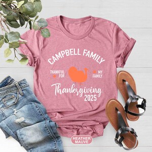 Puede incluir: Una camiseta de color malva brezo con el texto "Campbell Family" en un c&iacute;rculo blanco. El texto "Thankful for" y "My Family" est&aacute; en texto blanco m&aacute;s peque&ntilde;o. Un pavo naranja estilizado se encuentra en el centro del c&iacute;rculo. El texto "Thanksgiving 2025" est&aacute; debajo del c&iacute;rculo.