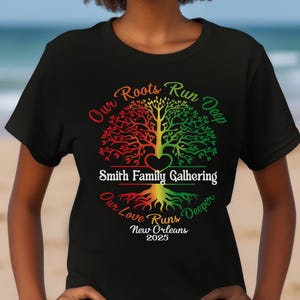 K&ouml;nnte beinhalten: Schwarzes T-Shirt mit einem bunten Baumdesign. Der Text "Our Roots Run Deep" befindet sich &uuml;ber dem Baum, und "Smith Family Gathering" befindet sich unter dem Baum. Der Text "Our Love Runs Deeper" befindet sich unter den Wurzeln des Baumes, und "New Orleans 2025" befindet sich darunter.