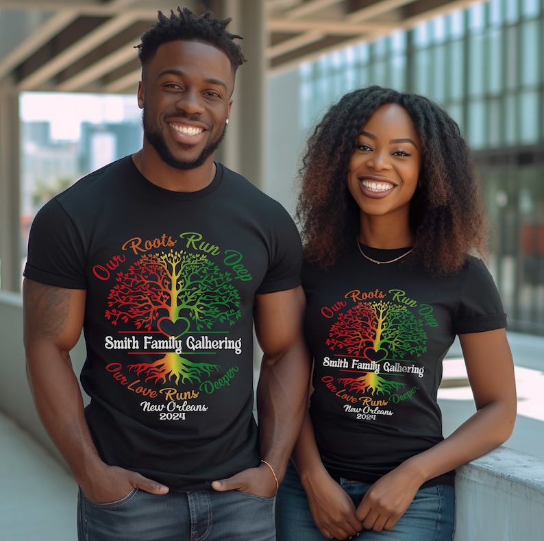 K&ouml;nnte beinhalten: Zwei schwarze T-Shirts mit einem stilisierten Baumdesign. Der Baum ist gr&uuml;n, rot und gelb. Der Text auf den Shirts lautet "Our Roots Run Deep", "Smith Family Gathering", "Our Love Runs Deeper", "New Orleans" und "2024".