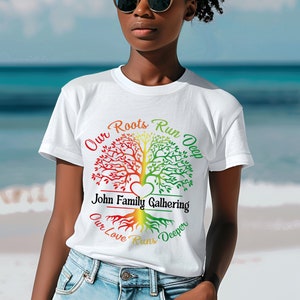 K&ouml;nnte beinhalten: Wei&szlig;es T-Shirt mit einem bunten Baummotiv und dem Text "Our Roots Run Deep", "John Family Gathering" und "Our Love Runs Deeper".