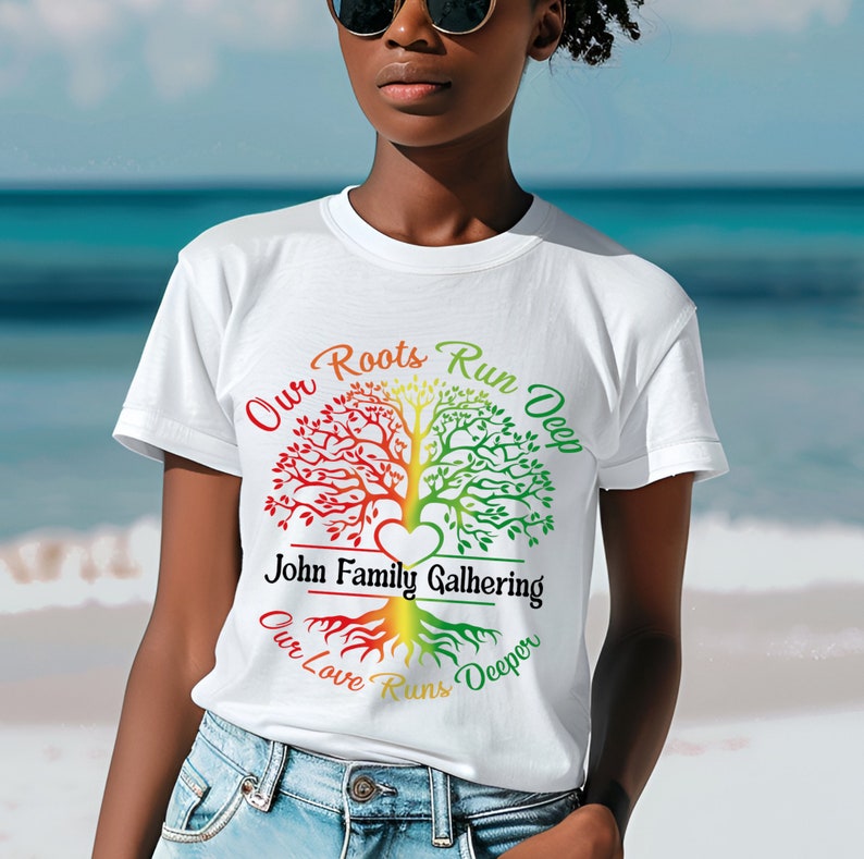 K&ouml;nnte beinhalten: Wei&szlig;es T-Shirt mit einem bunten Baummotiv und dem Text "Our Roots Run Deep", "John Family Gathering" und "Our Love Runs Deeper".