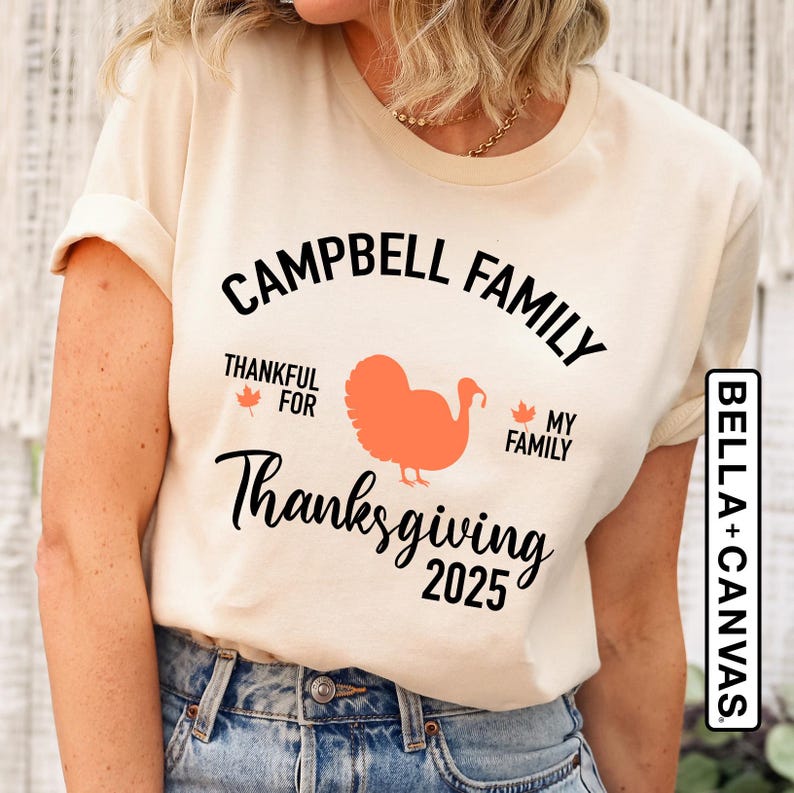 Puede incluir: Una camiseta blanca con texto negro que dice "Campbell Family Thankful For My Family Thanksgiving 2025". Un pavo naranja estilizado se encuentra entre las palabras "For" y "My".