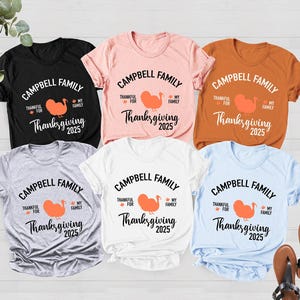 Puede incluir: Conjunto de seis camisetas de varios colores con un dise&ntilde;o de Acci&oacute;n de Gracias con un pavo y el texto "Campbell Family Thankful for My Family Thanksgiving 2025".