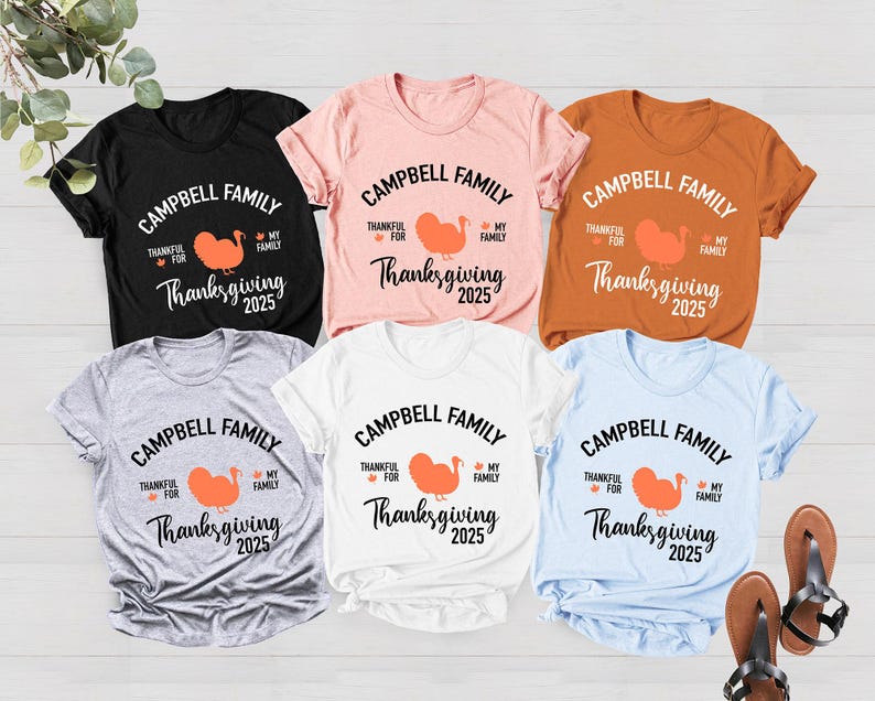 Puede incluir: Conjunto de seis camisetas de varios colores con un dise&ntilde;o de Acci&oacute;n de Gracias con un pavo y el texto "Campbell Family Thankful for My Family Thanksgiving 2025".