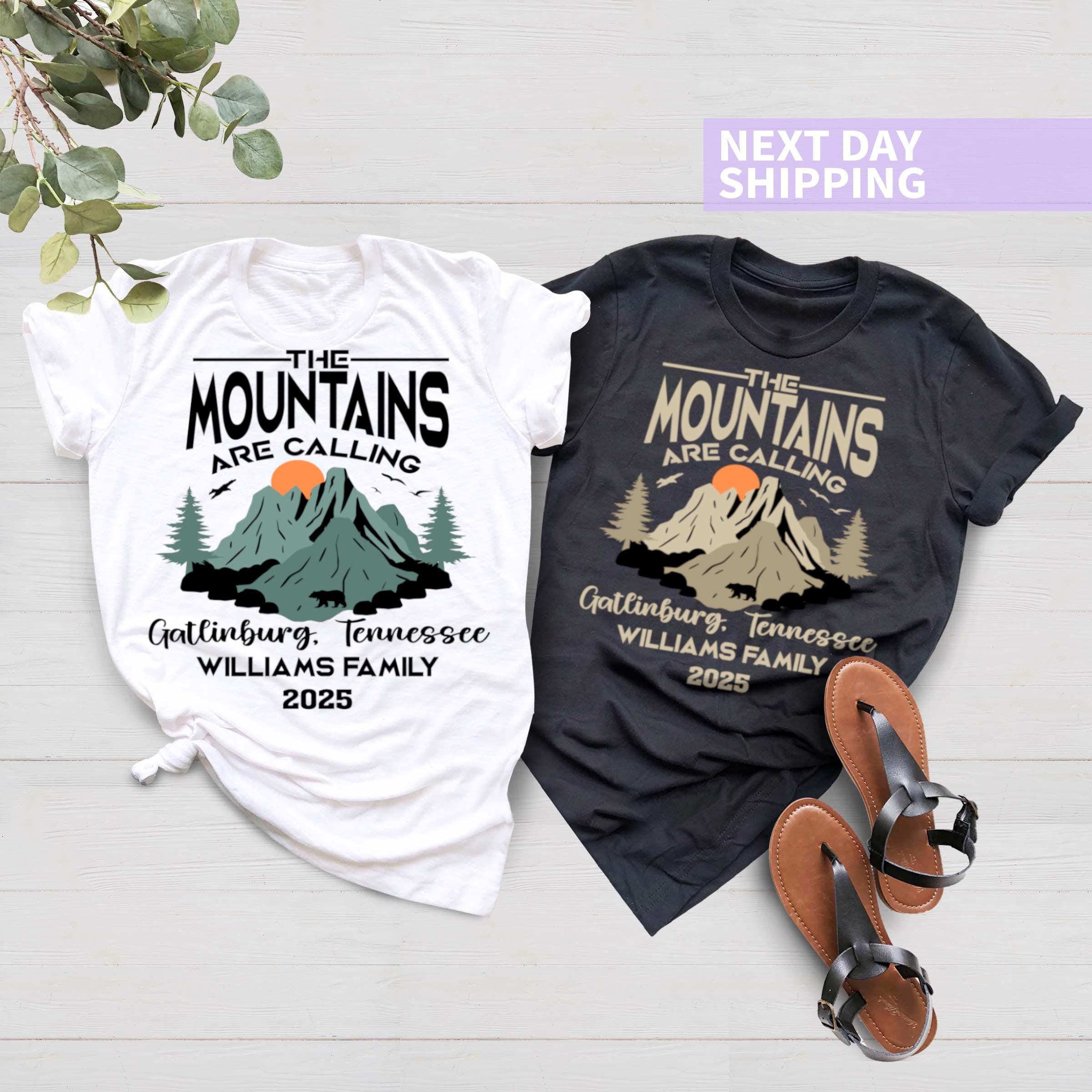 Camisetas de férias em família em cabanas, camisetas personalizadas com a frase "As montanhas estão chamando" para a viagem em família, camisetas com nomes personalizados combinando, camisetas de férias em acampamento