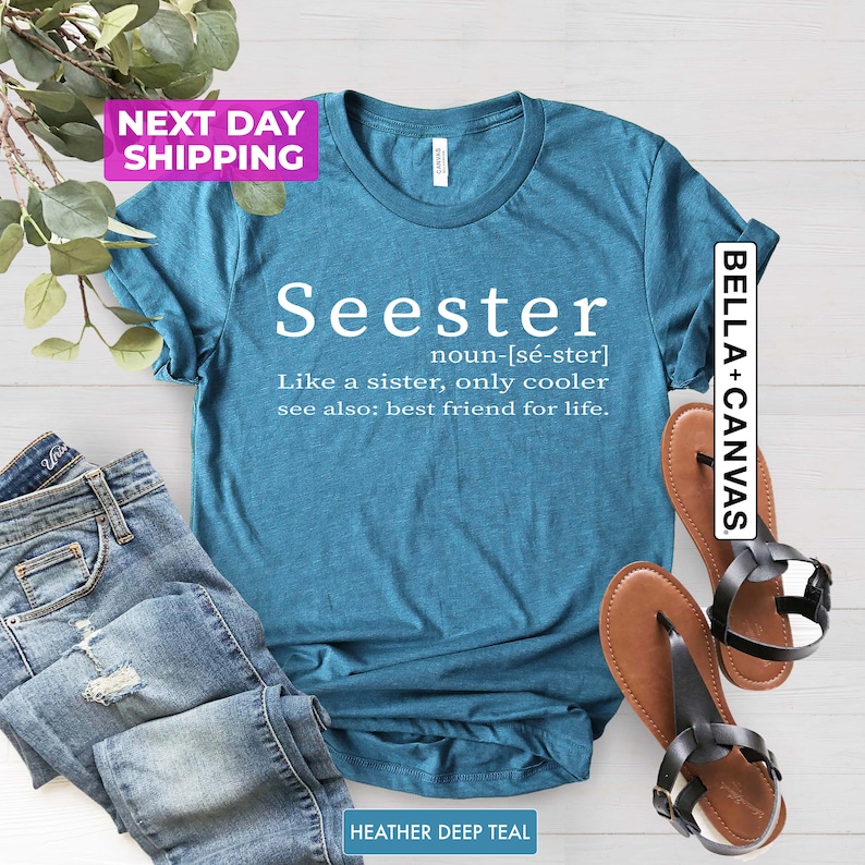 Pu&ograve; includere: Una maglietta blu turchese con la parola "Seester" definita come "come una sorella, solo che pi&ugrave; cool" e "migliore amica per la vita".