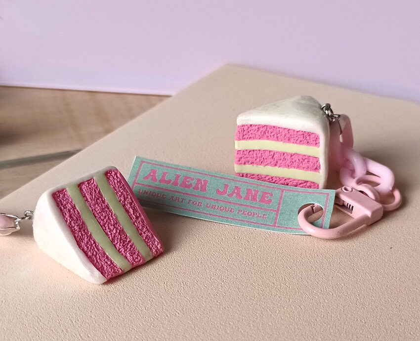 Rosa Kuchen Plüschtier & Schlüsselanhänger Set – 25 Cm Plüsch, 8 Cm Anhänger
