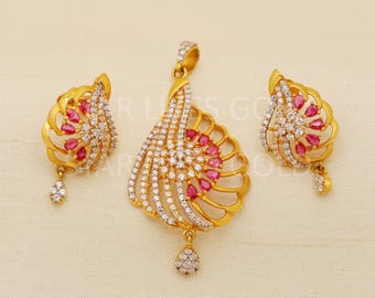 Juego de aretes colgantes con circonita cúbica y rubí en oro de 22 quilates, hechos a mano, con diseño floral en forma de lágrima.