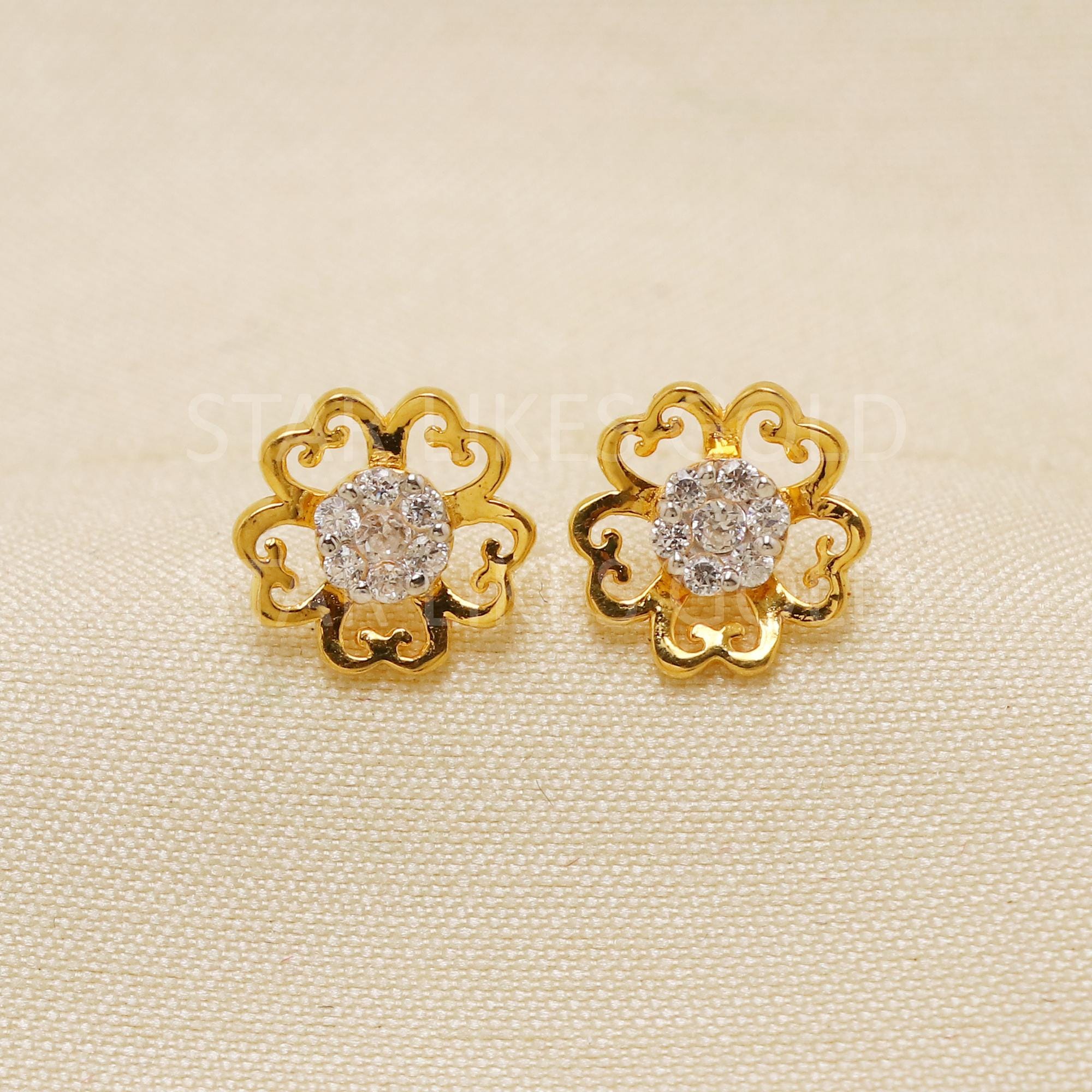 22Kゴールドフラワースタッド、ダイヤモンドペタルイヤリング、上品な