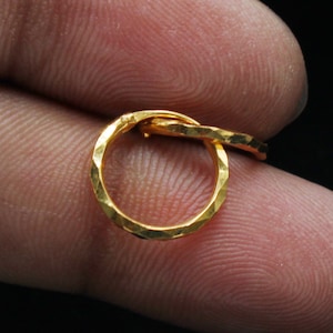 Aros pequeños de Bali de 22 quilates, aros huggie de 22 quilates hechos a mano, joyería india, aros de oro de 22 quilates, aros de 22 quilates