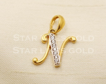 Colgante con inicial N de oro de 18k, joyería con letra del alfabeto en oro macizo de 18k y piedra blanca.