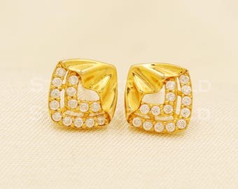 small 18k 18 karat gold stud earrings, B1524