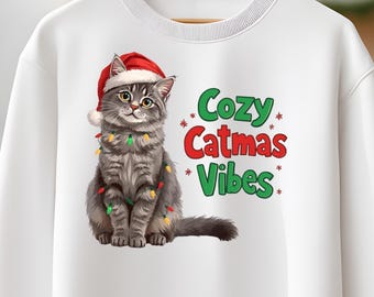 居心地の良いCatmas Vibes PNG | かわいいクリスマス猫のクリップアート | ニャーニャークリスマス昇華デザイン | サンタ帽子をかぶった漫画猫 | ホリデーペット愛好家アート