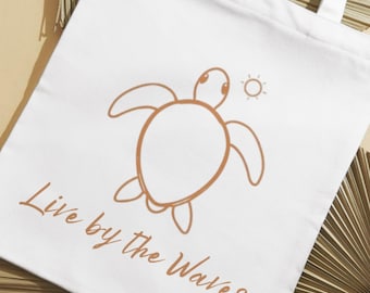 Live by the Waves Strichzeichnung Schildkröte PNG - Einfaches Sommerferien-Shirt Design - Minimalistische Strandlebensstil Grafik