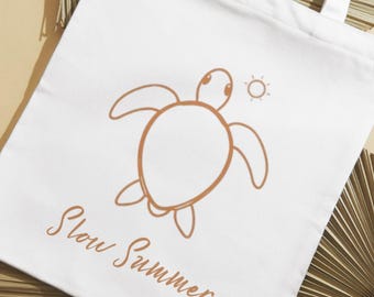 Slow Summer Küstenschildkröte PNG - Einfaches Sommerferien-Shirt Design - Minimalistische Strandlebensstil Grafik