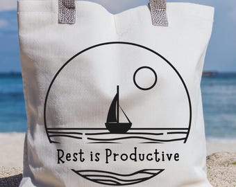 海に浮かぶ月 PNG「休息は生産的」、沿岸のメンタルヘルスデザイン、セルフケアの引用 PNG、ビーチナイトの美学 - デジタルダウンロード