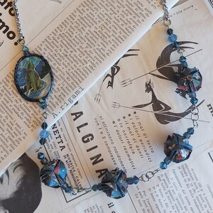 Collana con medaglione ricavato da figurina Mira Lanza e perle origami in carta
