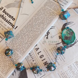 Collana con medaglione ricavato da figurina della Mira Lanza e perle origami