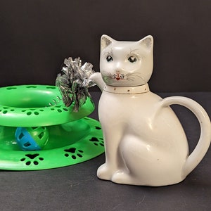 White store gold cat