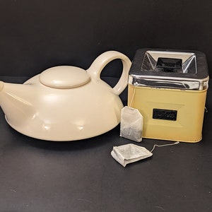 Claudia Shirade MCM style teapot for Toscany Japan, art deco, minimalist teapot