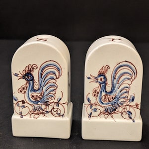 Anfora Aguida coppia di saliere e pepiere portoghesi dipinte a mano a forma di gallo #135 firmate Folk Art